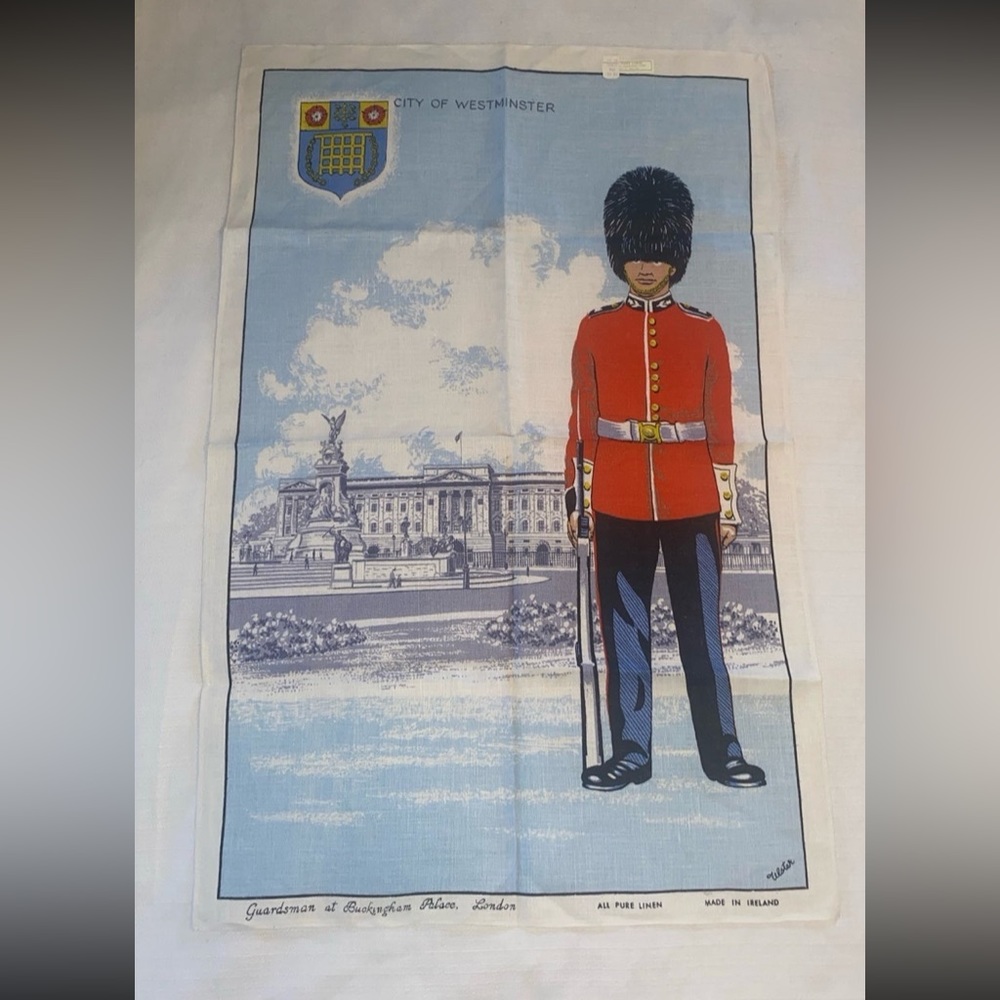 VTG-  Queen's Guard Irish linen tea towel, Guardsman at Buckingham Palace